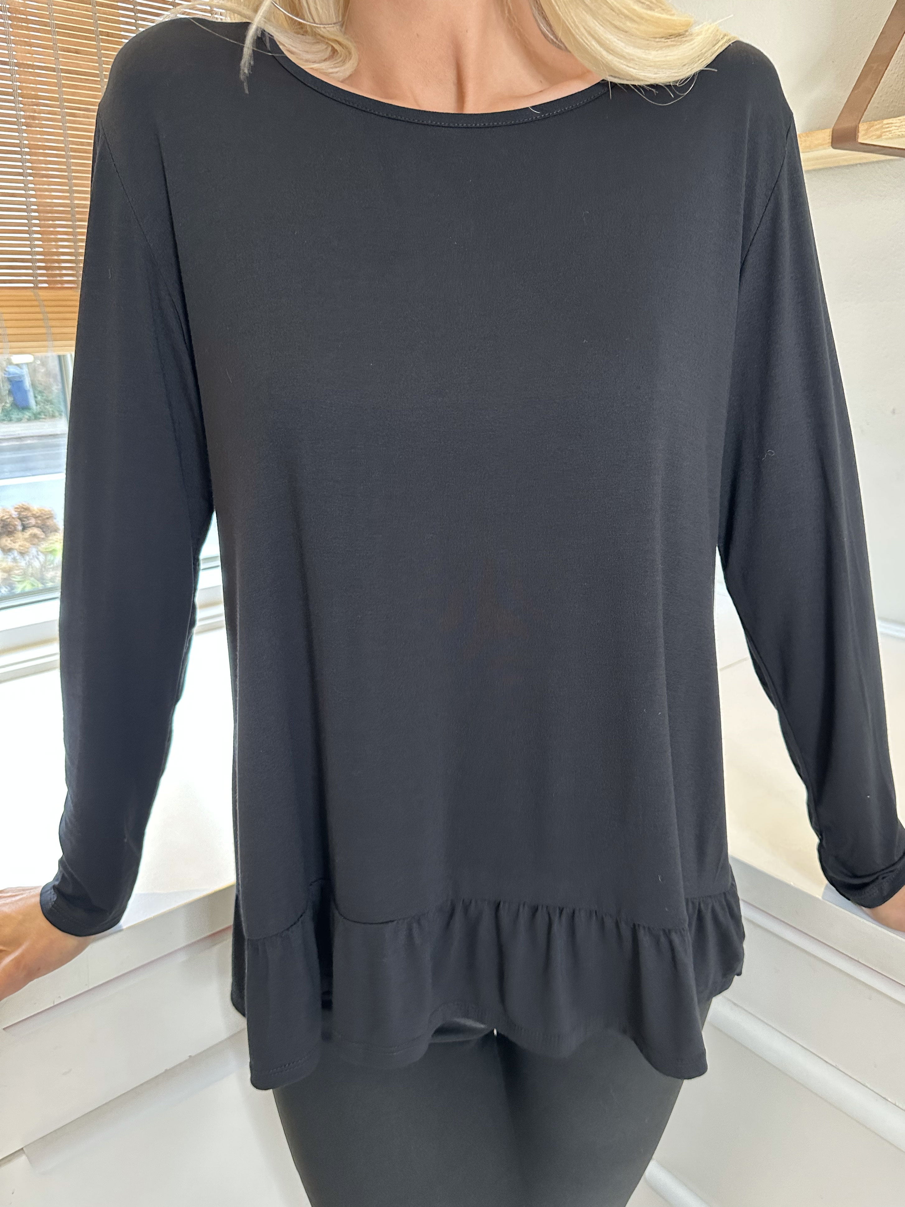 Sina - Mjuk basblus med volangkant